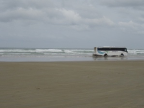 Der Bus fährt auf dem Sand :D